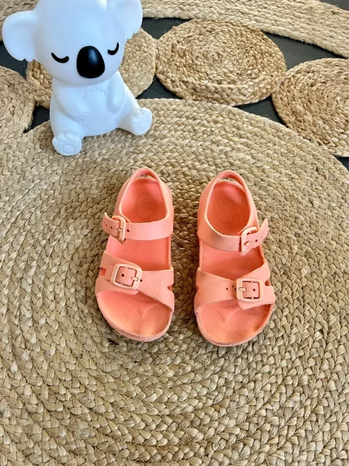 Sandales rose corail souple pointure 27/28
