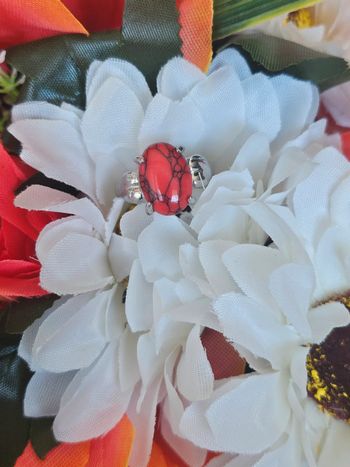 Bague avec sa pierre turquoise rouge synthetisee