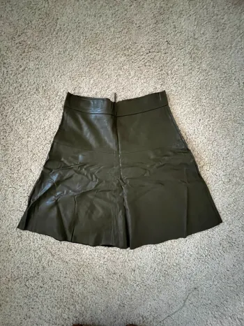 Jupe courte effet cuir La fée maraboutée Taille 36💫