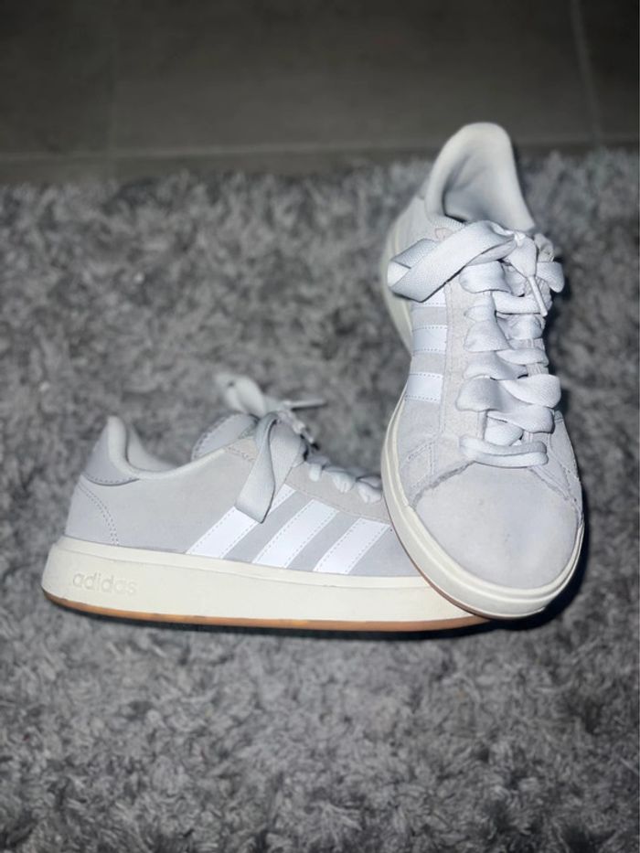 Adidas grise