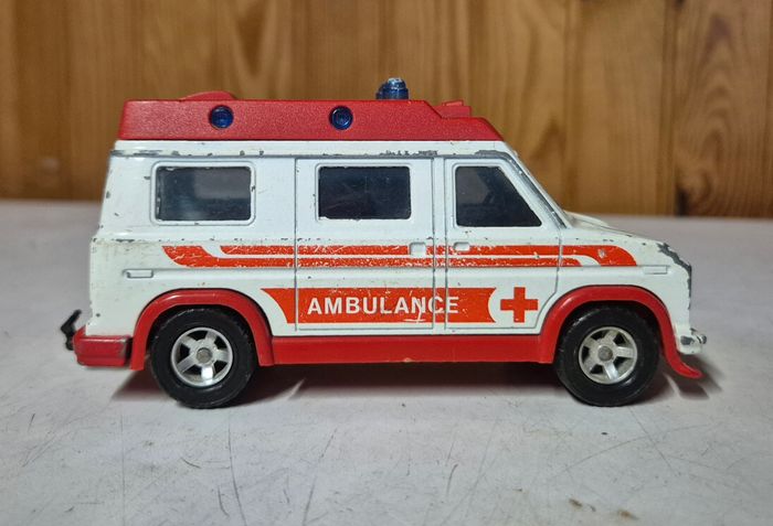 Majorette ambulance blanche et rouge 1/36 vintage van - photo numéro 3