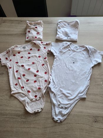 Lot de 4 bodies. Kiabi. 36 mois.