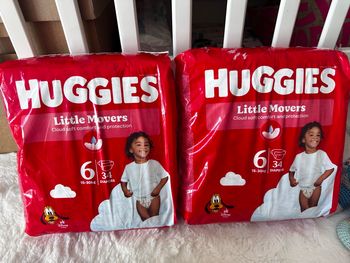 2 paquets couchés Huggies