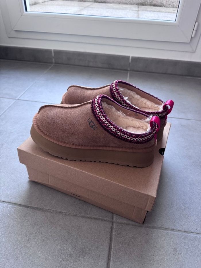 Paire de chaussons UGG marron taille 38
