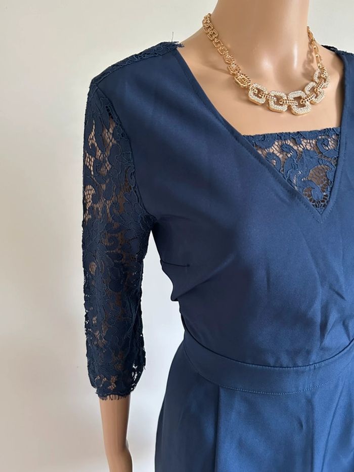 Robe bleue marine neuve avec dentelle Betty London taille L - photo numéro 5
