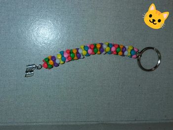 Porte clé multicolore pendent livre