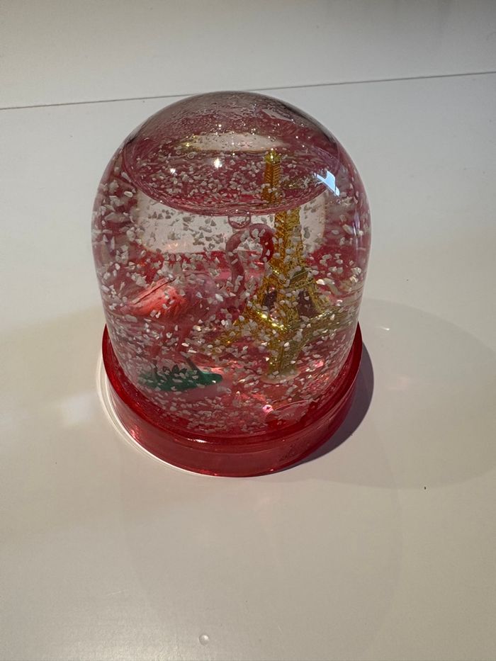 Boule de neige rose représentant la Tour Eiffel et un flamant rose - photo numéro 2