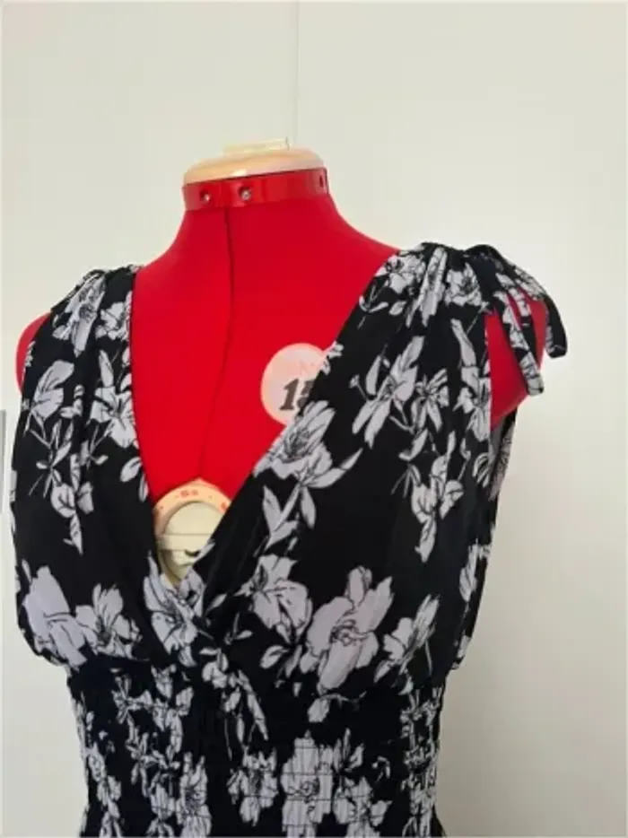 Robe longue fluide noire et lilas fleurie - photo numéro 4