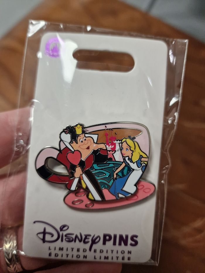 Pins disney la reine de coeur et alice edition limitée
