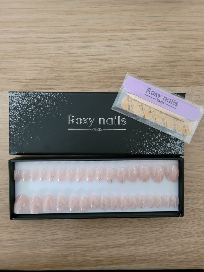 Lot de 5 boîtes de faux ongles Roxy Nails Paris – 4 neufs + 1 réutilisable - photo numéro 5
