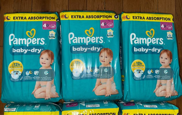 Lot de 3 paquets de couches Pampers taille 4+