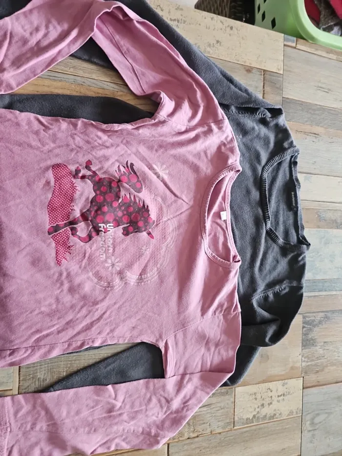 Lot  comprenant un pull plus un t-shirt long manche pour fille - photo numéro 2
