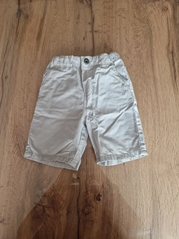 Lot - 2 pantalons + 2 bermudas + 1 tee shirt - 18 mois - photo numéro 4