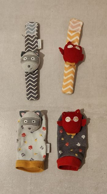 Bracelets et chaussettes hochets