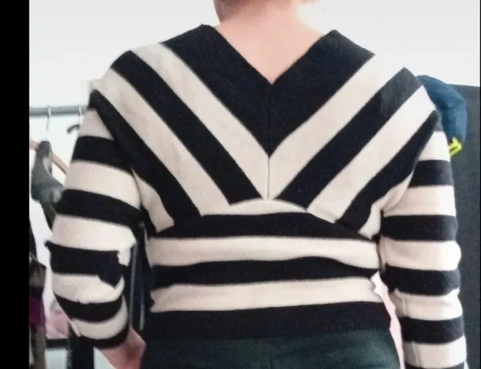 Très joli petit pull manche 3/4 rayé noir et crème taille 36 - photo numéro 2