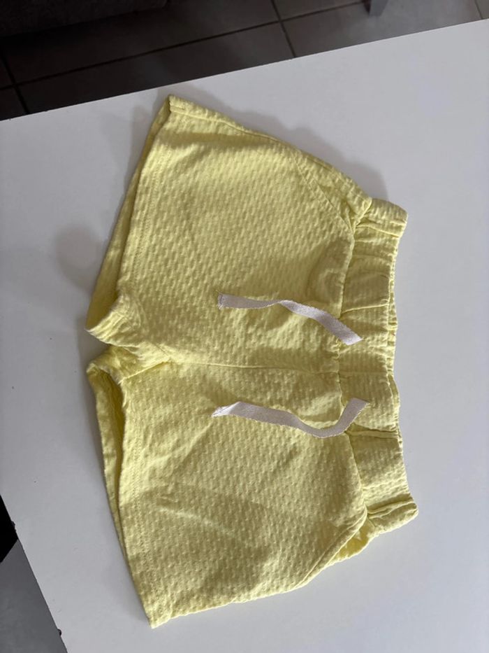 Short jaune