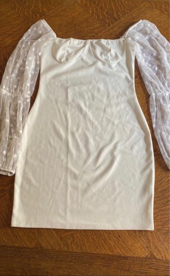 Petite robe blanche avec manches en dentelle/ Petite robe/ Robe blanche/