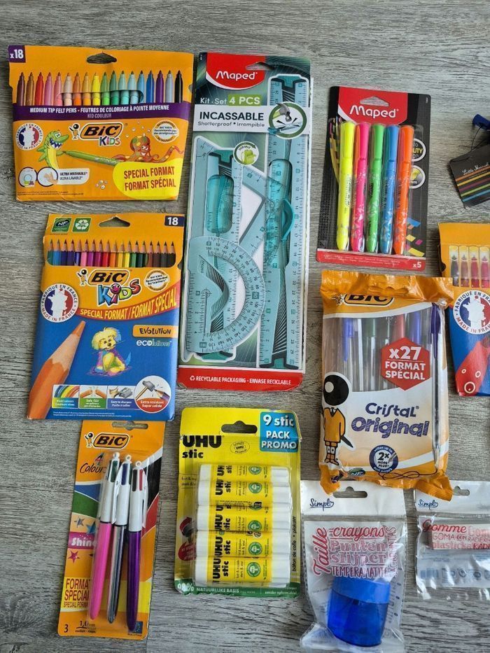 Lot fournitures scolaires stylos colle feutre crayon règle surligneur gomme taille crayon - photo numéro 3