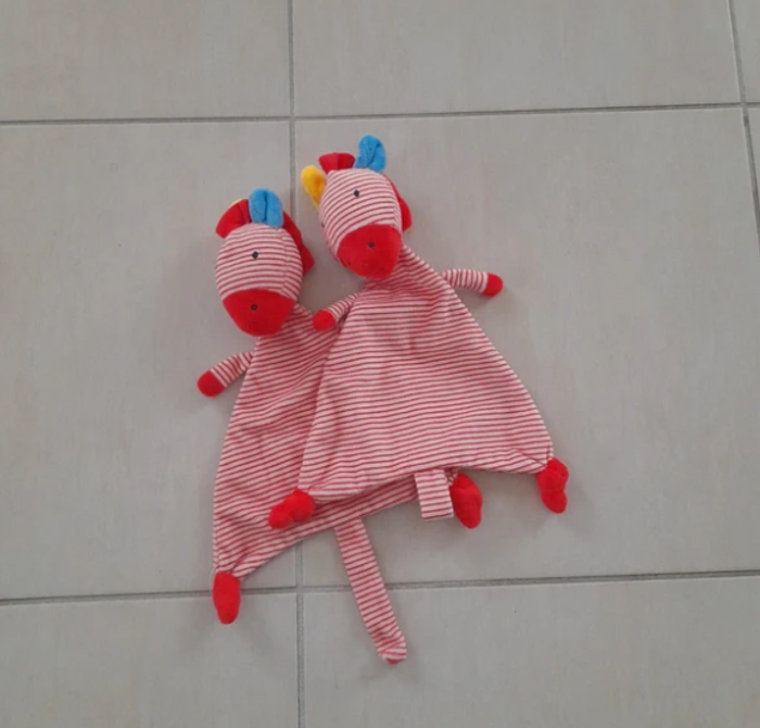 Doudous plats en double zèbre rayé rouge– jouet enfant - photo numéro 2