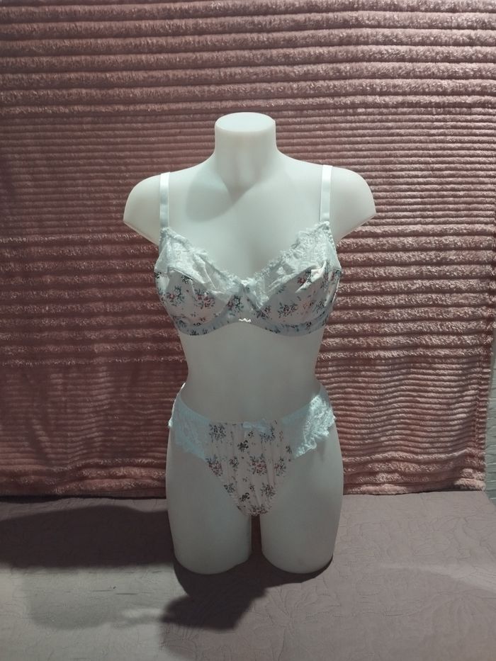 Ensemble sous vêtements blanc fleurie