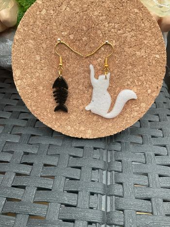 Boucles d’oreille chat blanc poisson noir neuves