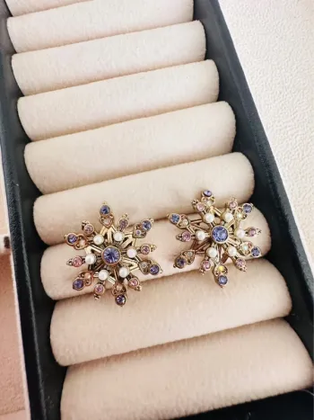 Boucles d’oreilles Betsey Johnson – Cristaux violets & perles façon flocons