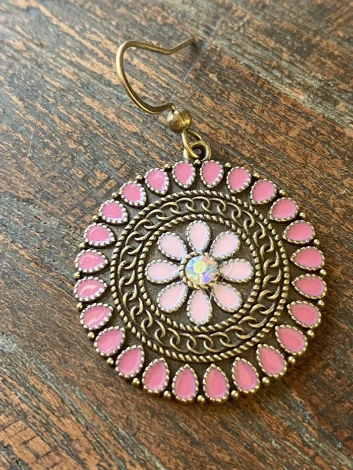 Boucles d’oreilles avec pierres , strass et fleurs - photo numéro 3