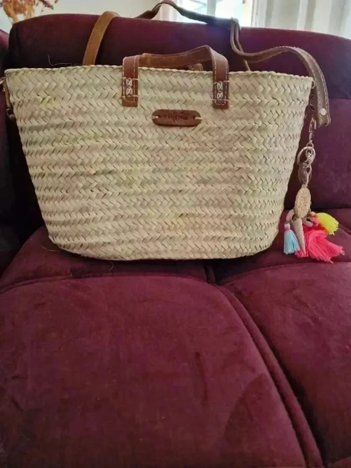 Grand sac en paille tressée - style bohème avec pompons colorés
Vanerra
