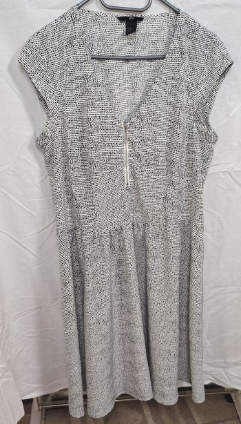 Robe noire et blanche