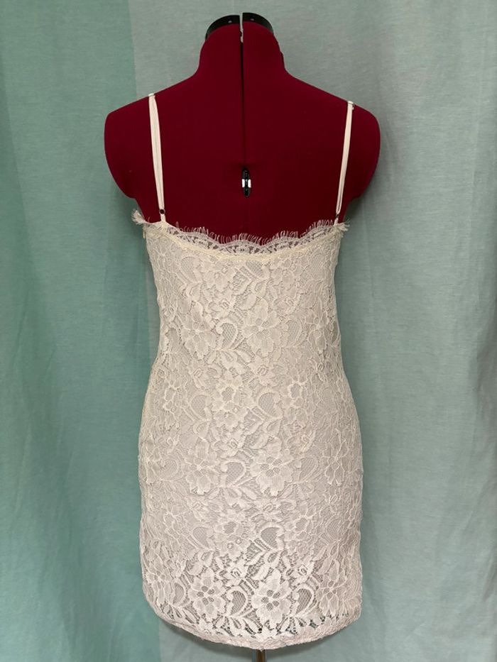 Jolie petite robe en dentelle et brodée Zara - photo numéro 2