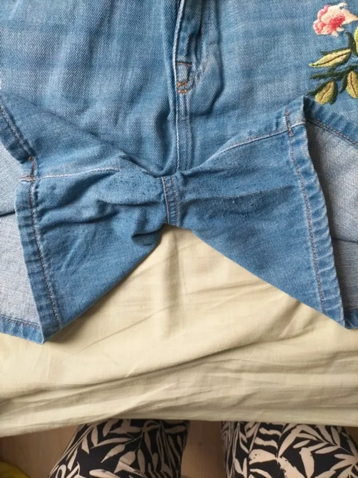 Short en jean détails fleurs - photo numéro 4