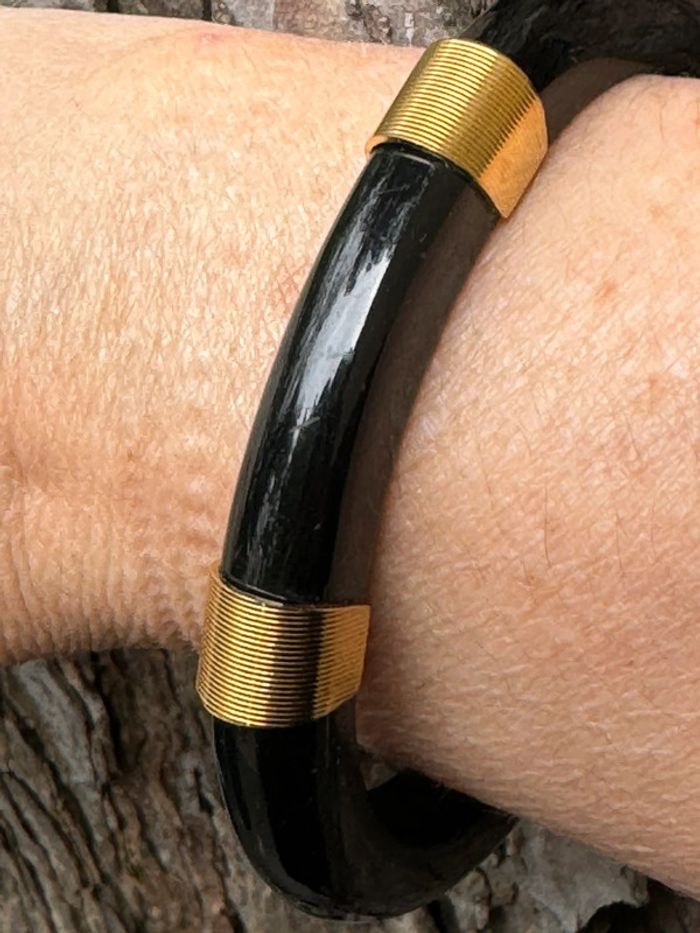 Jonc taille M 6,5 cm de diamètre résine noire et acier inoxydable or Mile Mila - photo numéro 5