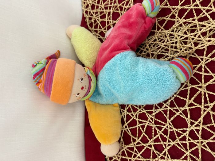 Doudou semi plat lutin clown bleu rose vert jaune COROLLE - photo numéro 2