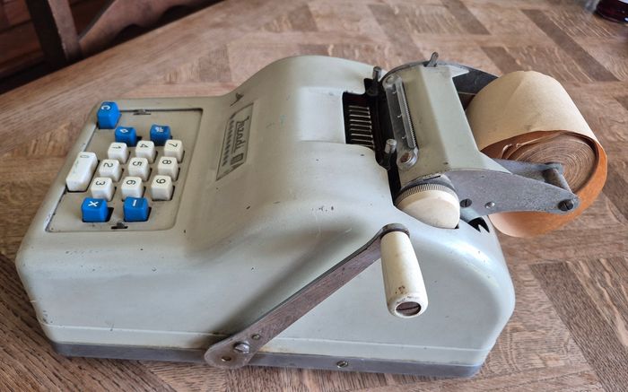 Ancienne Machine à calculer G.Inzadi Bon Etat - photo numéro 6