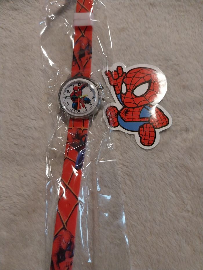 Montre spiderman avec un stickers - photo numéro 2