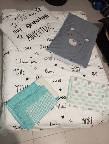 2 couvertures bébé+ 1 oreiller +3  parures