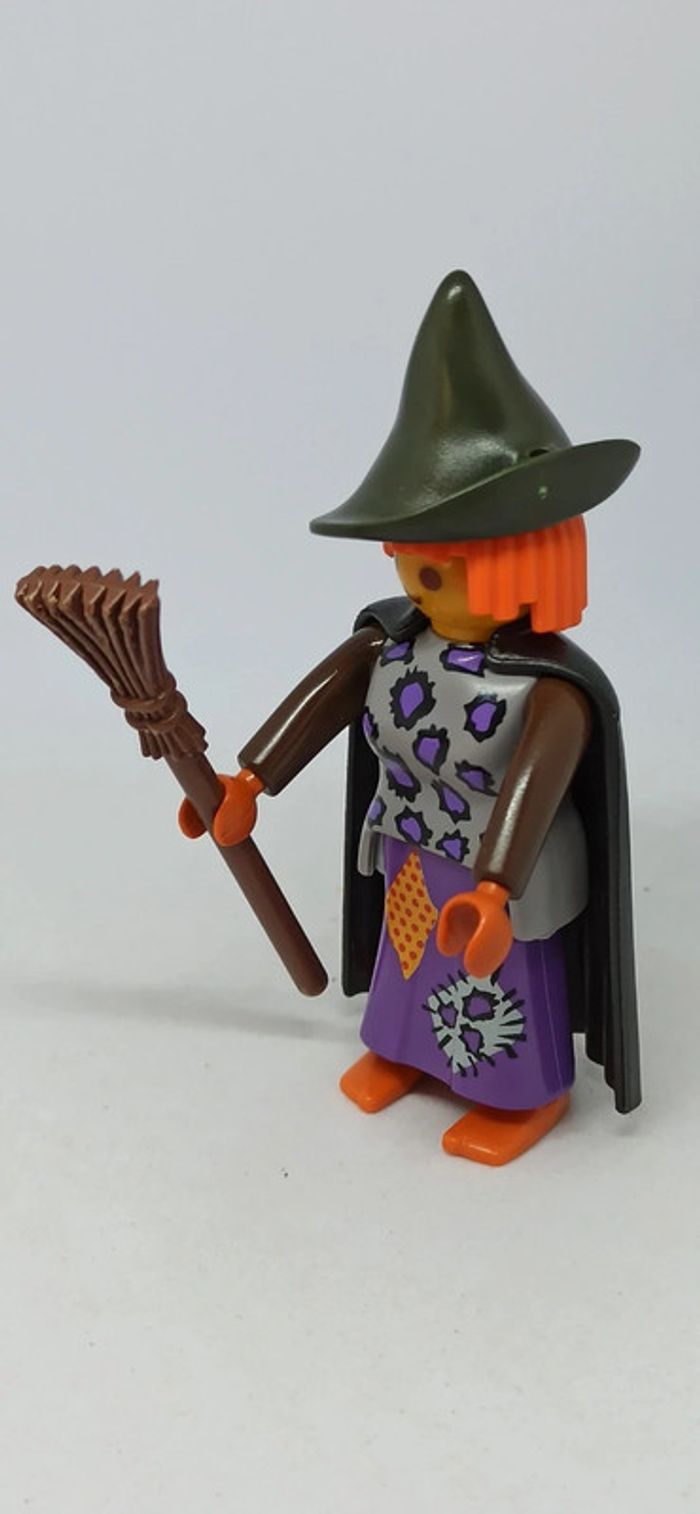 Femme sorcière avec cape noire et balai marron playmobil - photo numéro 2