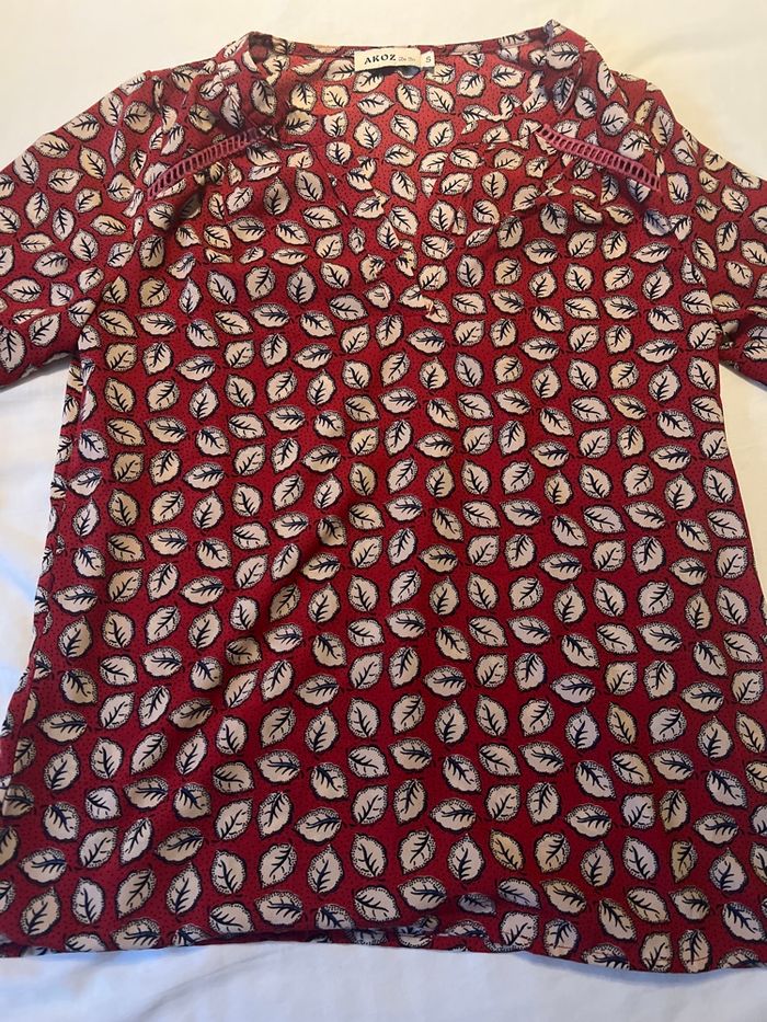 Haut rouge feuille tour bleu foncé