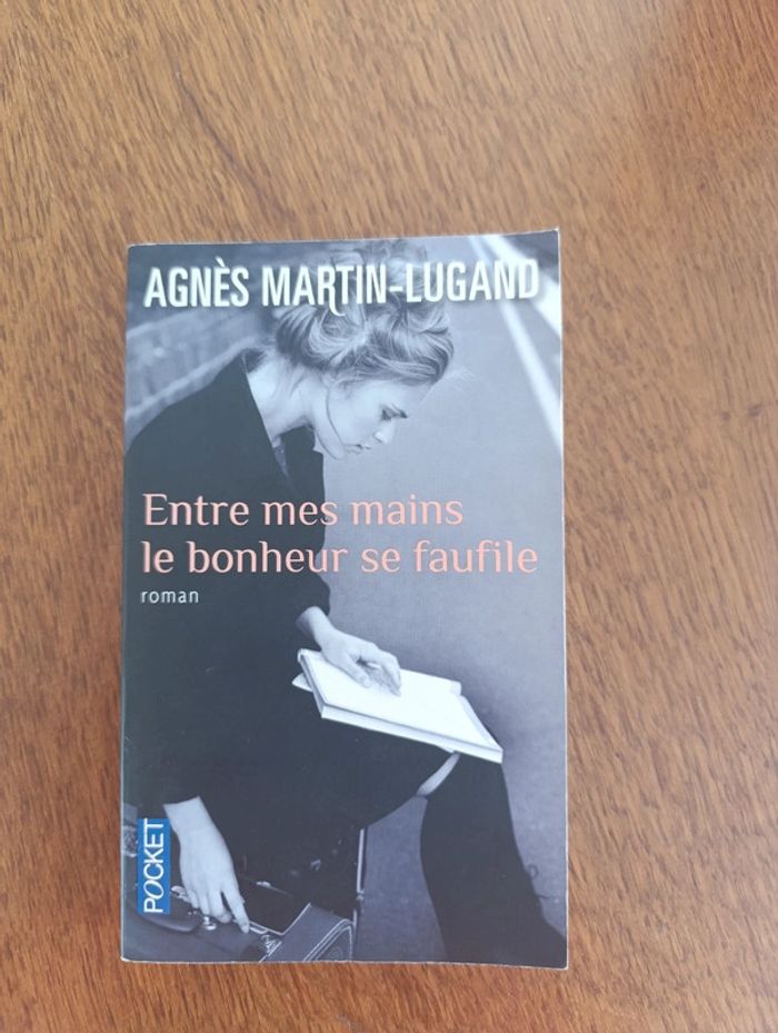 Livre entre mes mains le bonheur se faufile