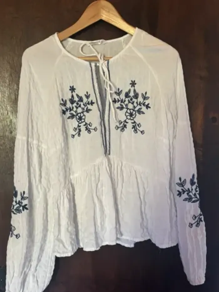 Blouse blanche brodée bleue stradivarius