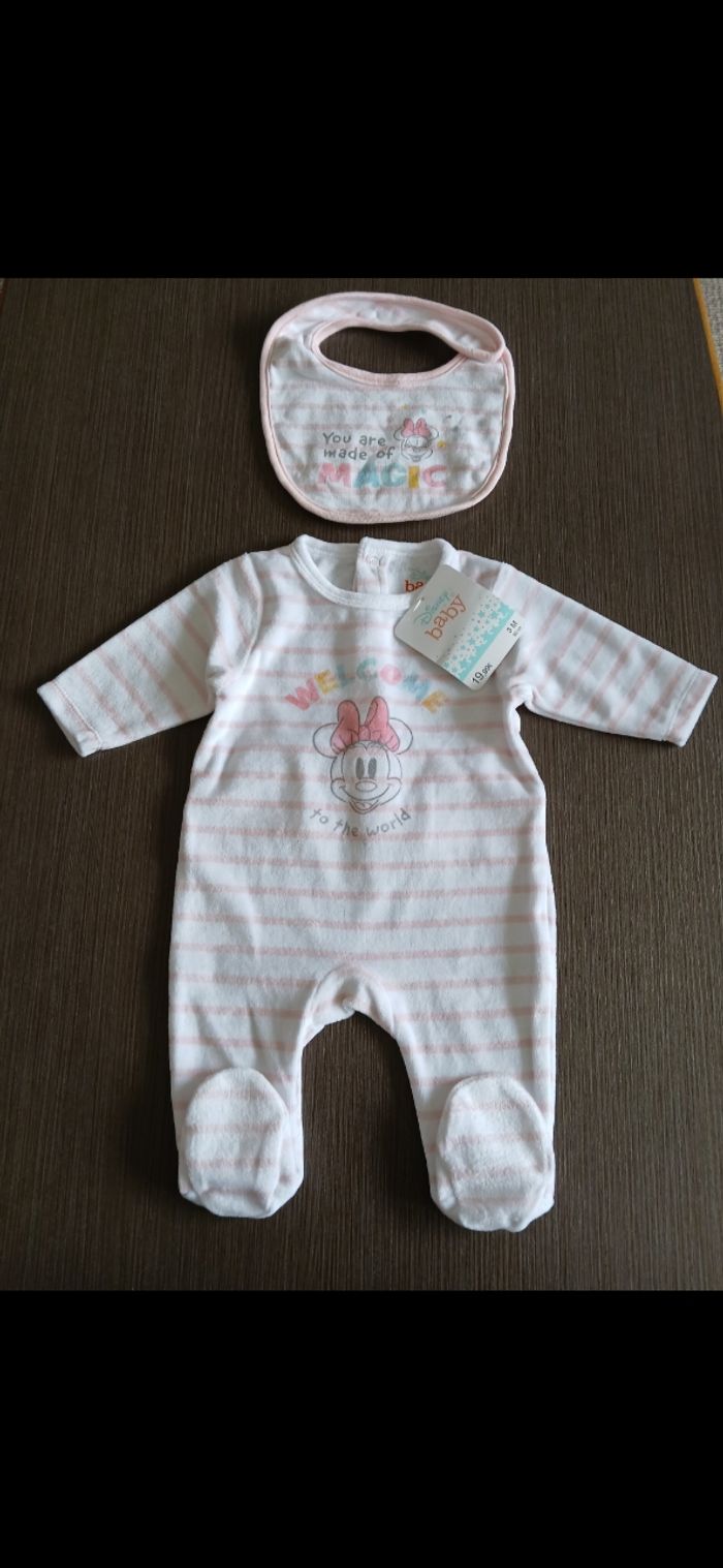 Pyjamas en velours et bavoir minnie disney 3 mois