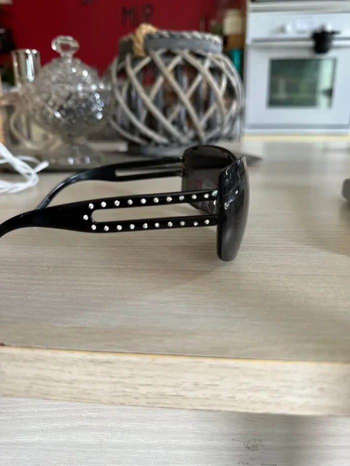 Lunettes avec strass soleil teintées noir - photo numéro 3