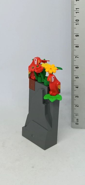 Décor avec rocher et perroquets lego