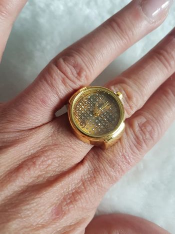 Montre bague dorée étoilés