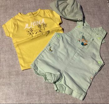Salopette short , teeshirt et casquette 3 mois