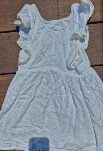 Robe blanche liseré doré Kiabi 5 ans idéale cérémonie