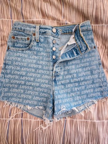 Short Levis comme neuf