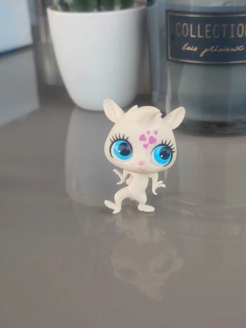 Littlest Pet Shop #3102 white meercat lemur