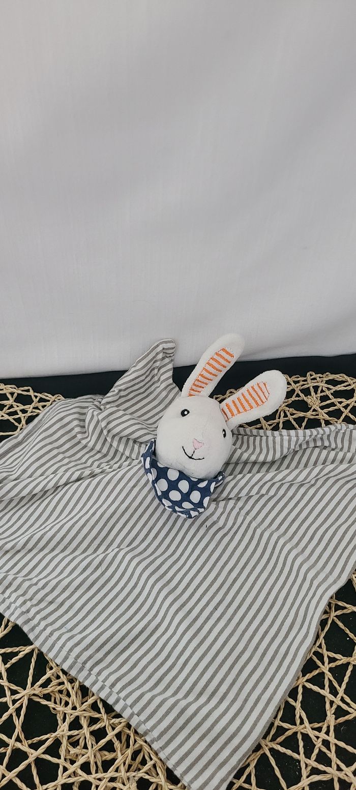 lapin Ikea plat rayé gris et blanc