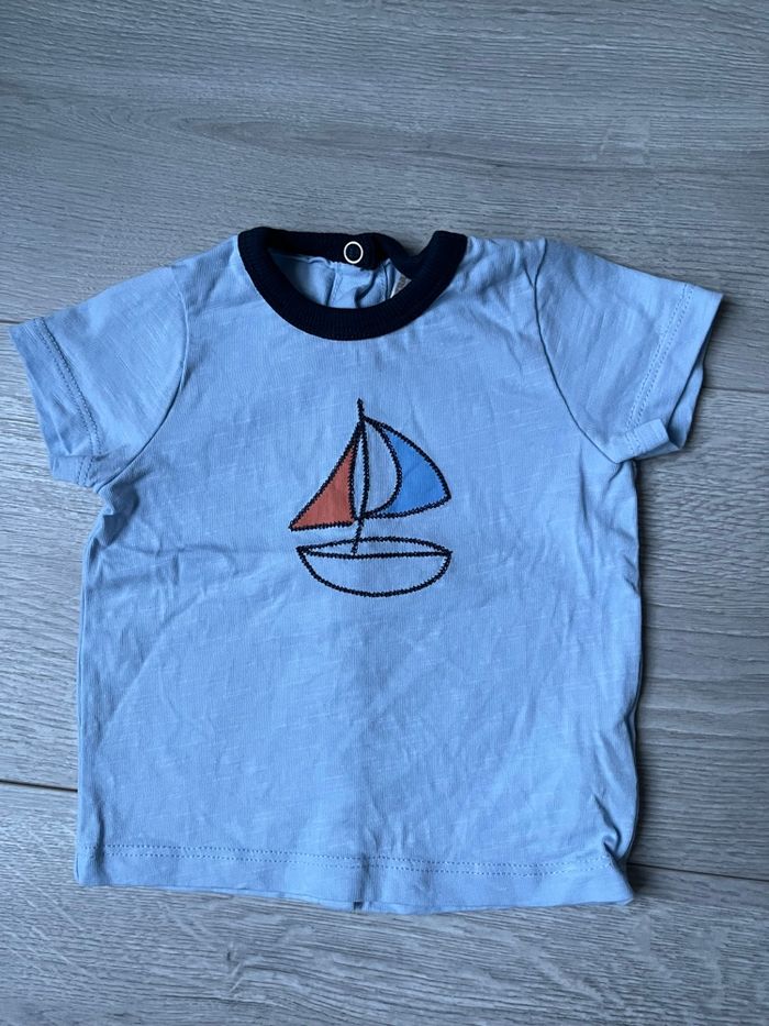 T-shirt bleu ciel trois mois